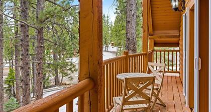 Gorgeous Unique, Rustic Cabin on Arapaho! 2 Kings, Loft Area with a Full, and a Bunk Room!