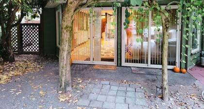 Art Deco 2 BD Private House w/ Large Outdoor space