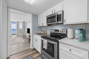 Refrigerador, microondas, horno, placa de cocina