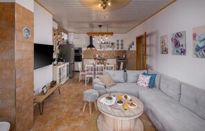 TV, ping pong - Awesome home in Rakotule (Rakotule)
