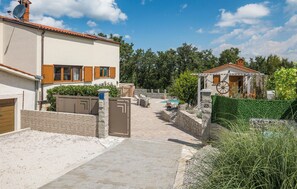 Exterior - Awesome home in Rakotule (Rakotule)