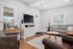 TV - Traylor's Retreat - Beautiful Home Centrally Located Between Rockport and Fulton (Rockport)