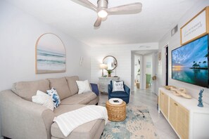 Living area - Calm Waters - waterfront condo on Sanibel Island (Sanibel island)