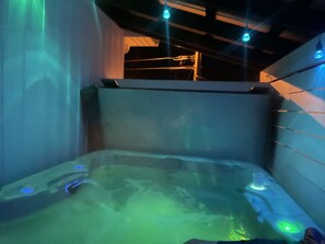 Indoor spa tub