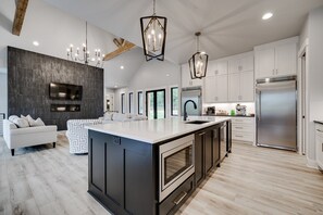 Jääkaappi, mikroaaltouuni, uuni, liesi