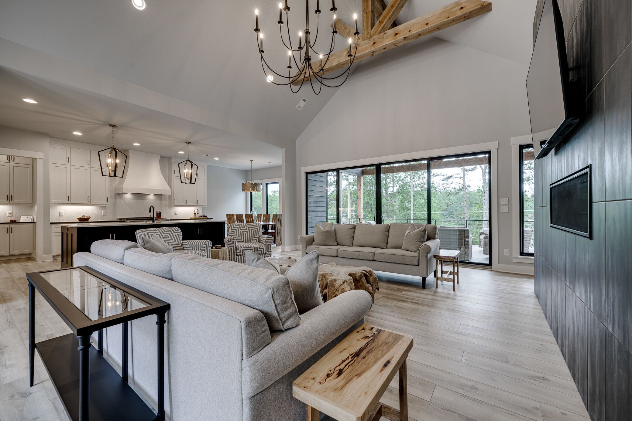 Een smart-tv en een open haard