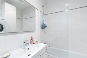 Baignoire, sèche-cheveux