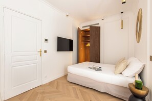2 bedrooms, travel cot, Internet