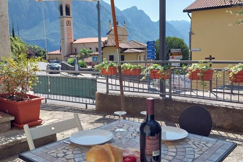 very nice apartment with equipped patio overlooking the lake