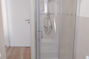 Regadera, secadora de cabello, bidet, toallas 