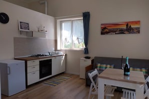 Jääkaappi, uuni, liesi, keittoastiat/astiat/ruokailuvälineet