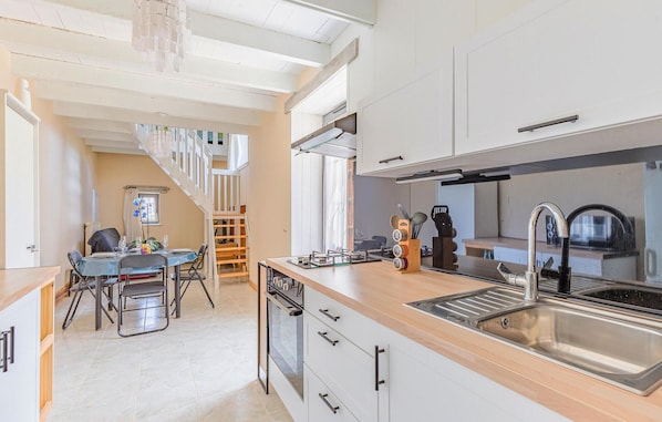 Fridge, oven, stovetop, coffee/tea maker
