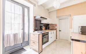 Fridge, oven, stovetop, coffee/tea maker