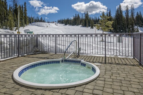 Perfect Creekside Studio that Opens Right onto the Skiway! 