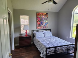 2 bedrooms, desk, iron/ironing board, travel cot - Totally Rad Pad at Mid Way Retro Retreat (Midway)