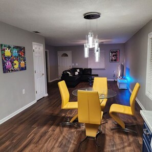 Interior - Totally Rad Pad at Midway Retro Retreat (Midway)