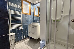 Een douche, een haardroger, handdoeken