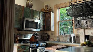 Een koelkast, een magnetron, een oven, een kookplaat