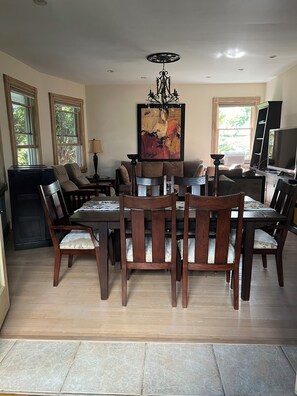 Dining - Stunning 4-Bedr, 2-Kitchen Home, 3 Bath /3 Park. on site– 38 Min.  NYC by Train (New Rochelle)