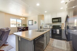 Kühlschrank, Mikrowelle, Herdplatte, Geschirrspüler