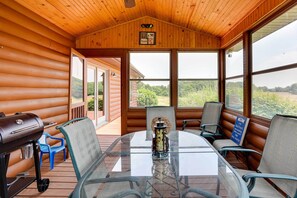 Dining - Pet-Friendly Vienna Cabin w/ Screened-In Porch! (Vienna)