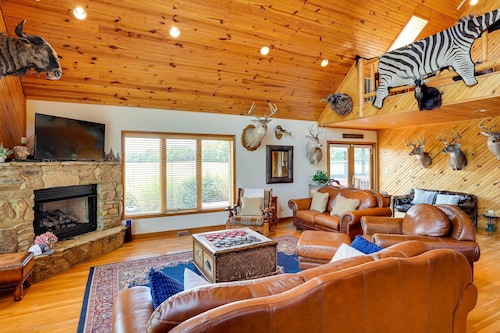 Pet-Friendly Vienna Cabin w/ Screened-In Porch!