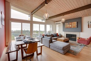 TV, fireplace, table tennis, books