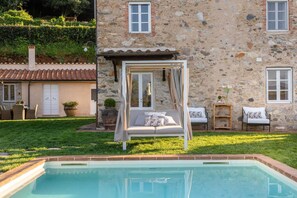 A stone building with a pool, a covered seating area, and a small garden. - Villa Aperitivo In Pieve di Compito (Capannori)