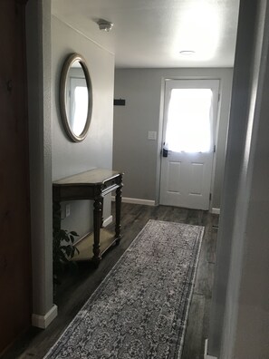 Interior - Centrally located to southern Utah and northern Arizona parks and trails. (Fredonia)