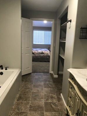 4 bedrooms, desk, iron/ironing board, free WiFi - Centrally located to southern Utah and northern Arizona parks and trails. (Fredonia)