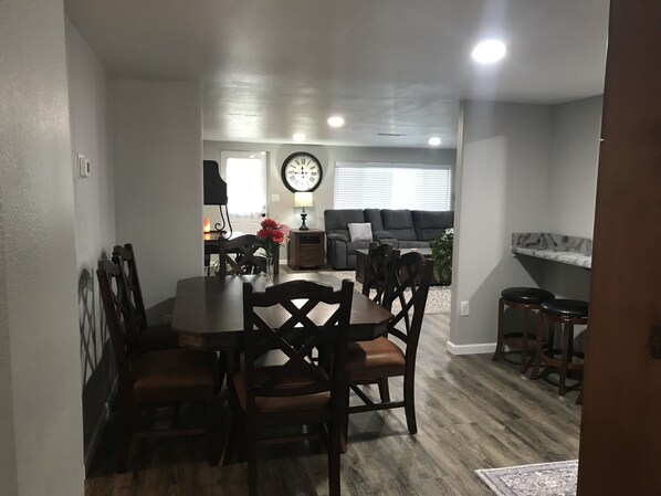 Interior - Centrally located to southern Utah and northern Arizona parks and trails. (Fredonia)