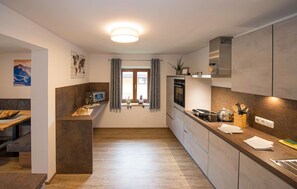 Kühlschrank, Ofen, Geschirrspüler, Wasserkocher mit Kaffee-/Teezubehör