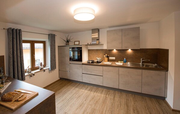 Kühlschrank, Ofen, Geschirrspüler, Wasserkocher mit Kaffee-/Teezubehör