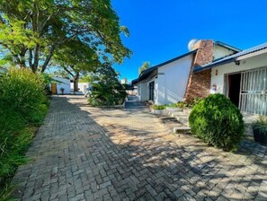 المنطقة المحيطة بالمنشأة