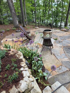 Terrace/patio - Lakefront Getaway; Lake and Mountain Views, EV Charger, Private Dock, Golden Tee (Hiawassee)