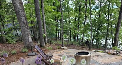 Lakefront Getaway; Lake and Mountain Views, EV Charger, Private Dock, Golden Tee