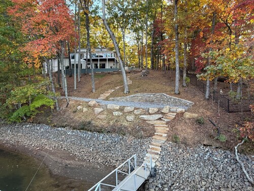 Lakefront Getaway; Lake and Mountain Views, EV Charger, Private Dock, Golden Tee