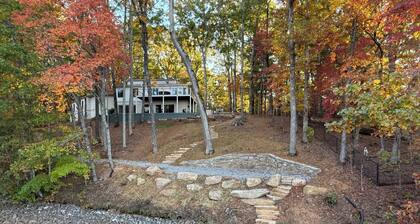 Lakefront Getaway; Lake and Mountain Views, EV Charger, Private Dock, Golden Tee