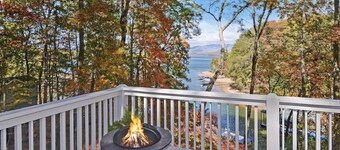 Lakefront property: amazing view of lake and mountains, EV charger, Private dock