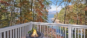 Lakefront property: amazing view of lake and mountains, EV charger, Private dock