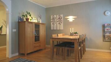 Stort kylskåp, mikrovågsugn, ugn och spishäll