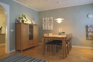 Grand réfrigérateur, micro-ondes, four, plaque de cuisson