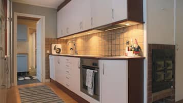 Frigorifero con congelatore, microonde, forno, piano cottura