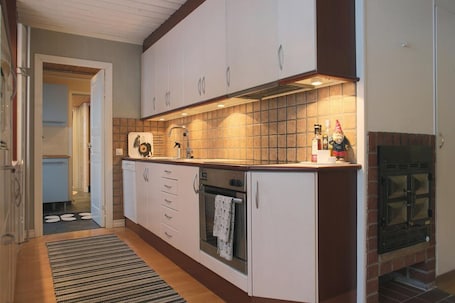 Refrigerador con freezer, microondas, horno, placa de cocina