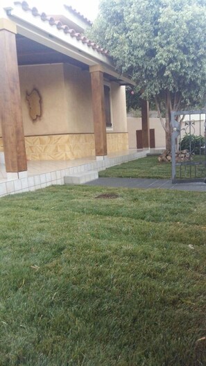 Property grounds - Detached cottage with garden and barbecue 1km from the beach of Solanas (Solanas)