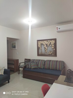 Living area - Casa Aconchegante II - Near UEL and Catuaí shopping mall. (Jardim Tokio Londrina)