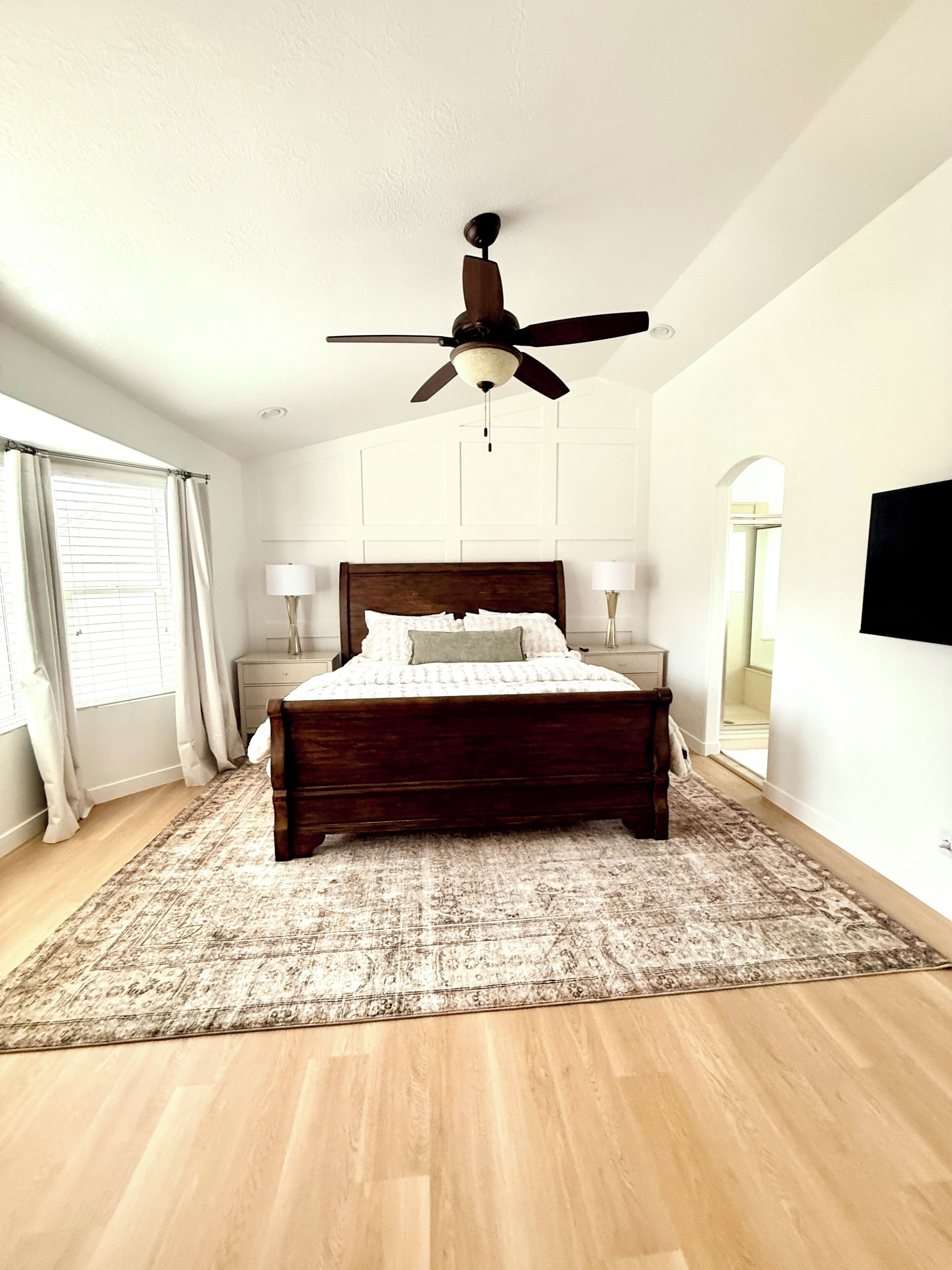 5 bedrooms, desk, iron/ironing board, travel cot