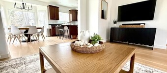 Luxury Sandy Retreat • Clean & Minutes to Skiing