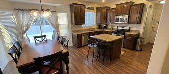 Beautiful and Clean Sandy Home close to Trax Station