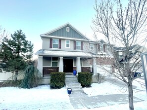 Exterior - Beautiful and Clean Sandy Home close to Trax Station (Sandy)